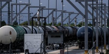 Buque petrolero navegando cerca del estrecho de Ormuz en medio de la tensión entre Estados Unidos e Irán