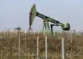 Bomba de extracción de petróleo en un campo bajo cielo despejado al atardecer