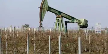 Bomba de extracción de petróleo en un campo bajo cielo despejado al atardecer