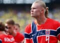 Erling Haaland con una liga para el cabello, futbolista noruego convertido en inversionista de una marca