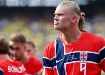 Erling Haaland con una liga para el cabello, futbolista noruego convertido en inversionista de una marca