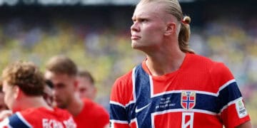 Erling Haaland con una liga para el cabello, futbolista noruego convertido en inversionista de una marca