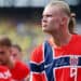 Erling Haaland con una liga para el cabello, futbolista noruego convertido en inversionista de una marca