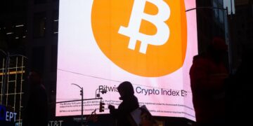 Gráfico de cotización del bitcoin con flechas descendentes que reflejan salidas de fondos ETF