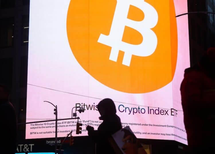 Gráfico de cotización del bitcoin con flechas descendentes que reflejan salidas de fondos ETF