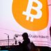 Gráfico de cotización del bitcoin con flechas descendentes que reflejan salidas de fondos ETF