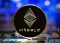 Logotipo de Ethereum sobre gráfico financiero con línea de media móvil y tendencia alcista