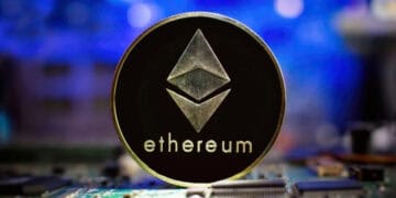 Logotipo de Ethereum sobre gráfico financiero con línea de media móvil y tendencia alcista