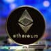 Logotipo de Ethereum sobre gráfico financiero con línea de media móvil y tendencia alcista