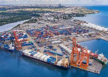 Contenedores de carga en un puerto de exportación de la República Dominicana
