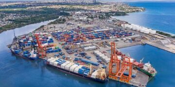 Contenedores de carga en un puerto de exportación de la República Dominicana