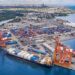 Contenedores de carga en un puerto de exportación de la República Dominicana
