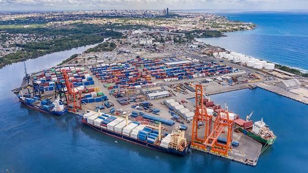 Contenedores de carga en un puerto de exportación de la República Dominicana