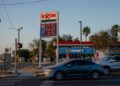 Refineria de petroleo operando a maxima capacidad con tanques de almacenamiento de combustible