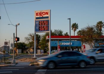 Refineria de petroleo operando a maxima capacidad con tanques de almacenamiento de combustible