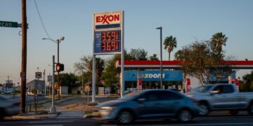 Refineria de petroleo operando a maxima capacidad con tanques de almacenamiento de combustible