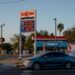 Refineria de petroleo operando a maxima capacidad con tanques de almacenamiento de combustible