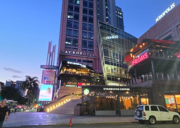 Torre de oficinas y plaza comercial del complejo Acrópolis Center y Citi Tower en Piantini, Santo Domingo