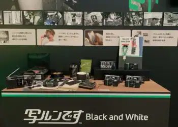 Cámaras analógicas desechables de Fujifilm exhibidas para su relanzamiento este verano