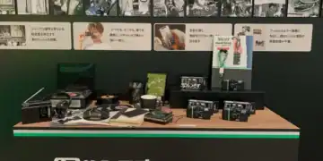 Cámaras analógicas desechables de Fujifilm exhibidas para su relanzamiento este verano