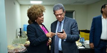 Leonel Fernández presenta la agenda cultural de FUNGLODE ante periodistas en Santo Domingo