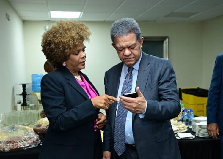 Leonel Fernández presenta la agenda cultural de FUNGLODE ante periodistas en Santo Domingo