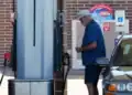 Surtidor de gasolina en Estados Unidos con precios elevados por barril de crudo