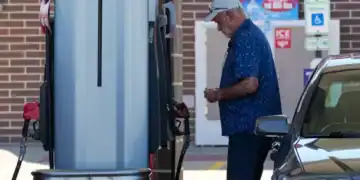 Surtidor de gasolina en Estados Unidos con precios elevados por barril de crudo