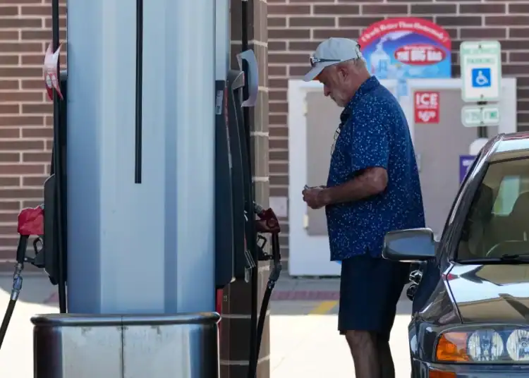 Surtidor de gasolina en Estados Unidos con precios elevados por barril de crudo