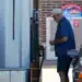 Surtidor de gasolina en Estados Unidos con precios elevados por barril de crudo