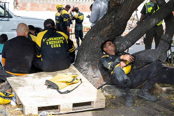 Rescatistas en terremoto de venezuela