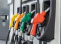 Surtidor de gasolinera con precios de combustibles en República Dominicana