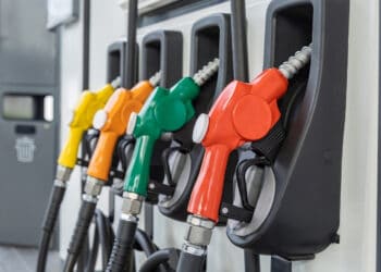 Surtidor de gasolinera con precios de combustibles en República Dominicana
