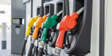 Surtidor de gasolinera con precios de combustibles en República Dominicana