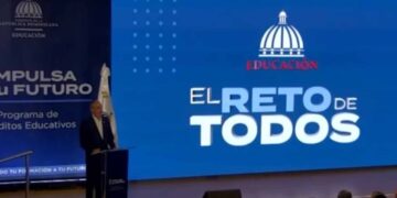Estudiantes dominicanos en acto de lanzamiento del programa de créditos educativos del Gobierno
