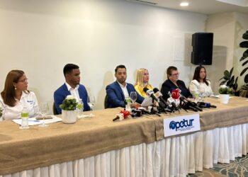 Representantes de gremios turísticos dominicanos en rueda de prensa sobre el cobro por residuos sólidos
