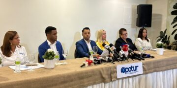 Representantes de gremios turísticos dominicanos en rueda de prensa sobre el cobro por residuos sólidos