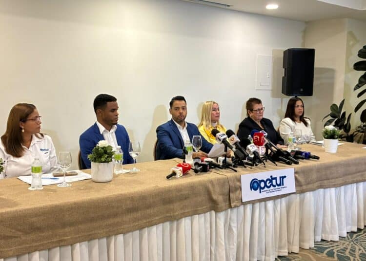 Representantes de gremios turísticos dominicanos en rueda de prensa sobre el cobro por residuos sólidos