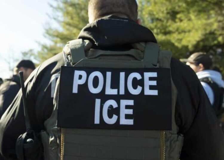 Centro de detención de migrantes de ICE en Estados Unidos con instalaciones de alta seguridad