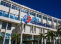 Vista de una planta de energía y torres hoteleras en la República Dominicana, sectores líderes en inversión extranjera