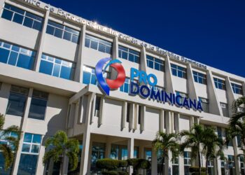 Vista de una planta de energía y torres hoteleras en la República Dominicana, sectores líderes en inversión extranjera