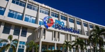 Vista de una planta de energía y torres hoteleras en la República Dominicana, sectores líderes en inversión extranjera