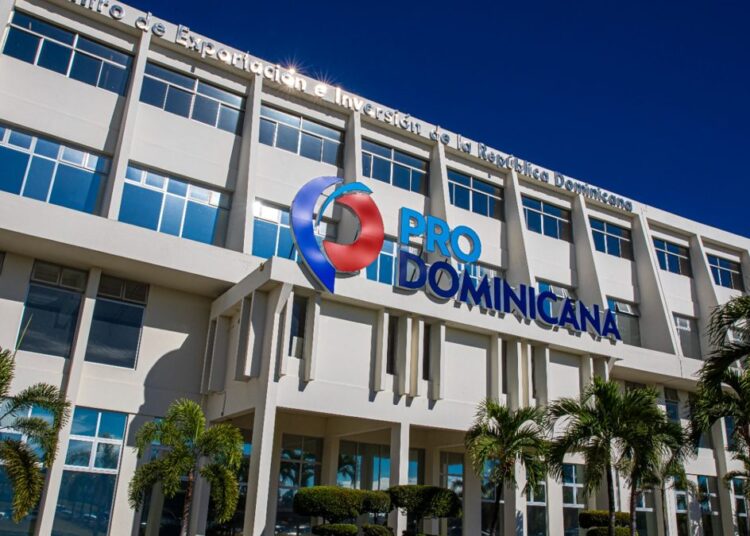 Vista de una planta de energía y torres hoteleras en la República Dominicana, sectores líderes en inversión extranjera