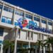 Vista de una planta de energía y torres hoteleras en la República Dominicana, sectores líderes en inversión extranjera