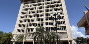 Vista de instalaciones energéticas y hoteleras en República Dominicana, sectores líderes en inversión extranjera directa