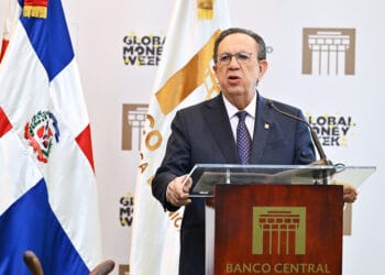 Surtidor de combustible en una estación de servicio en República Dominicana con precios en pantalla