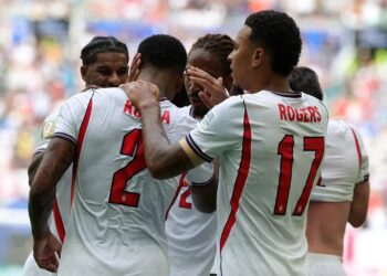 Jugadores de Inglaterra celebran el tercer lugar del Mundial 2026 en el Hard Rock Stadium de Miami