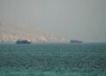 Buques petroleros navegando por el estrecho de Ormuz en medio de tensiones militares en el Golfo
