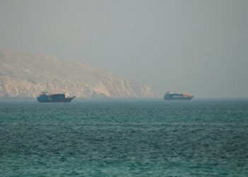 Buques petroleros navegando por el estrecho de Ormuz en medio de tensiones militares en el Golfo