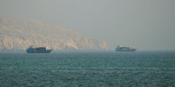 Buques petroleros navegando por el estrecho de Ormuz en medio de tensiones militares en el Golfo